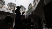 Umat Islam salat berjamaah.