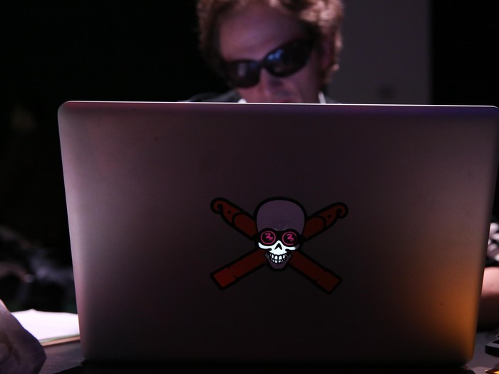 Hacker komputer NEW YORK, NY - APRIL 15: A hacker using a laptop computer at the Hacked By Def Con Press Preview during the 2016 Tribeca Film Festival at Spring Studios on April 15, 2016 in New York City. (Photo by Rob Kim/Getty Images for Tribeca Film Festival)