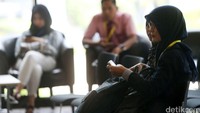Siti Inshiroh menunggu di lobi KPK sebelum diperiksa.