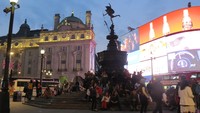 Akhiri perjalanan di Picadilly Circus. Kita akan menjumpai kawasan yang gemerlap dengan neon-neon bilboard seperti New York atau Tokyo (Fitraya/detikTravel)