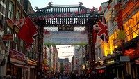 Dari Leicester Square kita berjalan menuju Chinatown. Kawasan ini ditandai dengan gerbang kemakmuran khas pecinan (Fitraya/detikTravel)