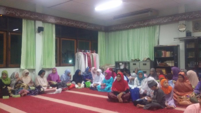 Masyarakat Indonesia di Bangkok Antusias Ikuti Tarawih di KBRI