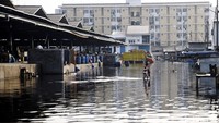 Aktivitas di kawasan pelabuhan Muara Baru, Penjaringan Jakarta Utara berjalan agak tersendat lantaran terendam banjir, Selasa (7/6/2016).