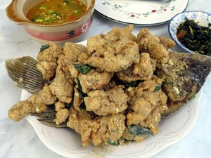 Paling Sedap! Gurame hingga Ayam Telur Asin yang Gurih di 7 Tempat Ini