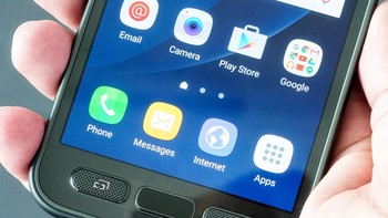 Baterainya lebih besar, 4.000 mAh. Dengan teknologi isi ulang cepat, baterai ini diklaim bisa penuh dalam waktu dua jam saja. Foto: Android Central