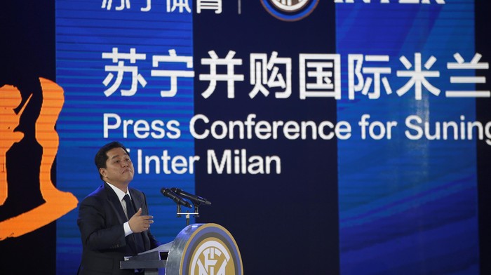 MILAN, ITALY - JANUARY 28: FC Internazionale President Erick Thohir greets the fans before the Serie A match between FC Internazionale and Pescara Calcio at Stadio Giuseppe Meazza on January 28, 2017 in Milan, Italy.  (Photo by Emilio Andreoli/Getty Images )