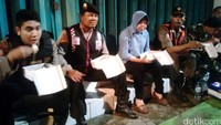 Risma sahur bersama TNI, Polri dan Satpol.