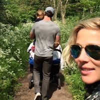 Hii... Chris Hemsworth dan Istri Selama Ini Tidur dengan Ular