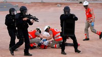 Dalam simulasi itu polisi berusaha melumpuhkan pelaku, sedangkan tim medis menyelamatkan para korban. Robert Pratta/Reuters/detikFoto.