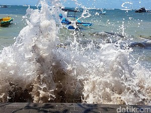 Waspada! Gelombang Tinggi di Pesisir Masih Berpotensi Hingga Beberapa Hari