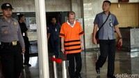 Badaruddin Amsori Bachsin beserta empat tersangka hasil operasi tangkap tangan lainnya diperiksa pertama kalinya.
