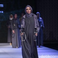 Najua Bellabaric by Najua Yanti Amity Spectra Muslim Fashion Festival 2016 at Plaza Selatan. Istora Senayan. Jakarta. [Foto: Mohammad Abduh/Wolipop]
