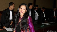 Damayanti Wisnu Putranti didakwa menerima duit Rp 3,28 miliar dari Direktur PT Windhu Tunggal Utama, Abdul Khoir. Duit itu merupakan suap untuk memuluskan proyek di Kementerian Pekerjaan Umum dan Perumahan Rakyat.