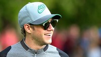 Niall Horan tertangkap kamera buang air kecil sembarangan di samping tiang. Foto: Andrew Redington