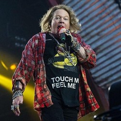 Alasan Axl Rose Ngamuk Lempar Mic & Tendang Drum di Konser GNR