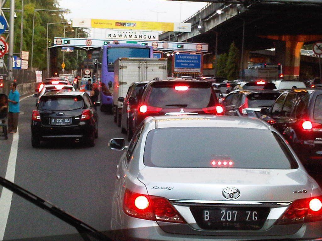 Buka Puasa, Jalan Jenderal A Yani Rawamangun Macet Parah