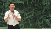 Basuki Tjahaja Purnama (Ahok) masih menjabat sebagai Plt Gubernur DKI Jakarta saat mengeluarkan wacana pelarangan sepeda motor melintas di Jl MH Thamrin-Jl Medan Merdeka Barat, Jakarta Pusat. Kamu capek dari Bekasi, Depok, sudah macet-macet bawa motor. Sampai tengah kota kamu capek, eh belum lagi kalau tengah kota panas saat siang-siang, kamu tabrakan sudah celaka. Apalagi kalau naik motor psikologisnya kan pengen nyelip-nyelip, kalau kesenggol dikit celaka,” kata Ahok di Balai Kota, Jakarta Pusat, Selasa (11/11/2014). Foto: Bagus PN/detikcom