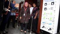 Setelah mengambil identitas tamu di resepsionis, Risma langsung masuk ke ruang sidang.