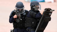 Dengan senjata api laras panjang dan perlengkapan keselamatan seperti tameng dan helm, polisi berusaha melumpuhkan pelaku penyerangan. Robert Pratta/Reuters/detikFoto.
