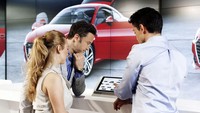 Dua orang pengunjung mendapat penjelasan di Audi City. Istimewa/Audi.