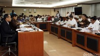 Rapat kerja tersebut membahas isu isu strategis terkait permasalahan pelaksanaan UU No.23 tahun 2014 tentang pemerintahan daerah khususnya terkait peralihan kewenangan pengelolaan hutan, perkebunan dan sumber daya alam dari pemerintah kabupaten/kota dan provinsi dan progres penyusunan peraturan pelaksanaan.