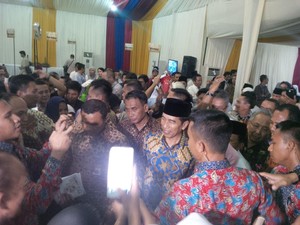Saat Jokowi Dikerubuti Anak-anak dan Bagikan Buku di Bukber NasDem