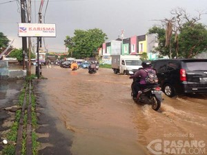 Genangan 20 Cm di Bojongsari Arah Depok Sebabkan Macet 1 Km