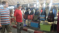 2 Wisman melihat-lihat tas bermotif.  Berbagai produk siap menggoda kocek saku traveler. Jangan khawatir, barang jualan bisa ditawar (Baban/detikTravel)