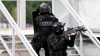 Polisi Prancis menggelar simulasi anti teror untuk mengamankan Piala Eropa 2016, Selasa (7/6) waktu setempat. Robert Pratta/Reuters/detikFoto.