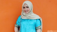 Intan tampil kenakan dress biru dipadu dengan hijab, tas dan sepatu krem. Pool/Ismail/detikFoto.