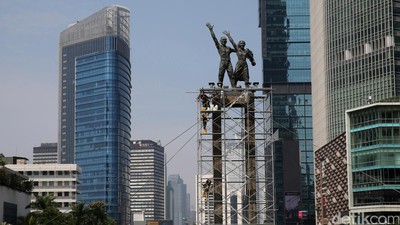 Melepas Pengikat Tugu Selamat Datang