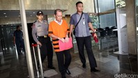 Panitera Pengadilan Negeri Bengkulu Badaruddin Amsori Bachsin berjalan dikawal petugas seusai diperiksa di Gedung KPK, Jakarta, Rabu (08/06/2016).