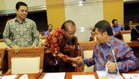 Selain Menkominfo Rudiantara (kanan), rapat juga dihadiri oleh Ketua Komisi Penyiaran Indonesia (KPI) Judhariksawan (kiri) dan Ketua Komisi Informasi Pusat (KIP) Abdulhamid Dipopramono (tengah).