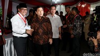 Ketua Umum Partai Golkar Setya Novanto menyalami Sekjen PDI Perjuangan Hasto Krtistiyanto.