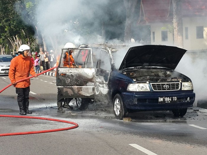 Mobil Kijang Terbakar di Pekanbaru, 2 Penumpang Selamat