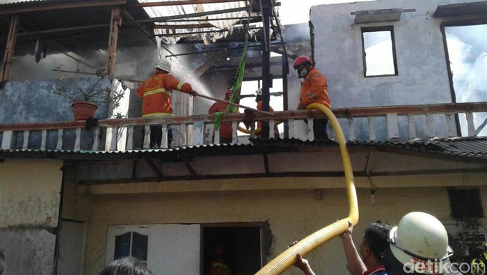 Kebakaran Rumah Tingkat di Pulogadung, 8 Unit Pemadam Dikerahkan