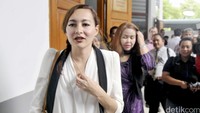 Dewi Rezer saat ditemui usai sidang di Pengadilan Negeri Jakarta Selatan pada Rabu (8/6).  Pool/Noel/detikFoto.