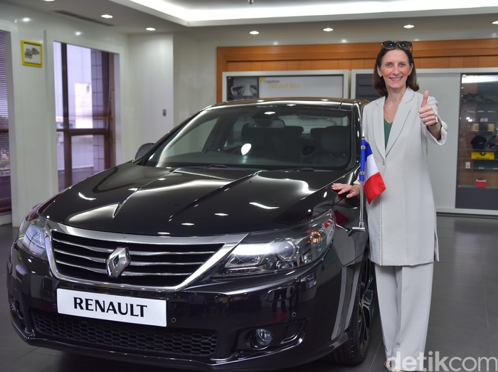 Sumringahnya Wajah Dubes Prancis Dapat Mobil Dinas Baru