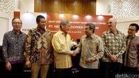 Merdeka Copper menargetkan proses produksi emas dari tambang Tujuh Bukit di Banyuwangi di akhir kuartal IV-2016. Produksi emas dan perak di lokasi tambang ini sekitar 90.000 oz dan 300.000 oz per tahun selama 9 tahun awal umur tambang.