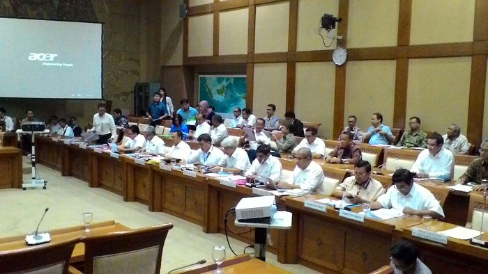 Menteri ESDM Rapat dengan DPR, Bahas ICP Hingga Subsidi Energi