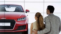 Di Audi City, pengunjung layaknya sedang berada di bioskop dengan jajaran mobil yang ditampilkan Audi dalam bentuk digital, beserta informasi tentang mobil tersebut. Istimewa/Audi.