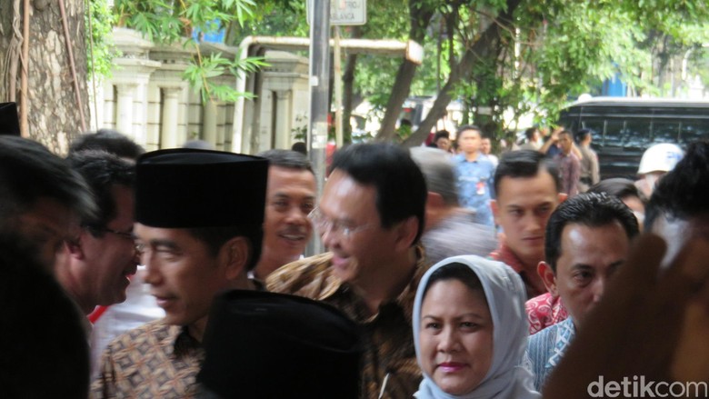 Jokowi Tiba di Haul Taufiq Kiemas Disambut Ahok Jokowi Tiba di Haul Taufiq Kiemas Disambut Ahok