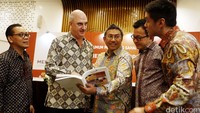 Presiden Direktur PT Merdeka Copper Gold Adi Adriansyah Sjoekri, didampingi Wakil Presiden PT Merdeka Copper Gold Colin Francis Moorhead, Direktur Hardi Wijaya Liong, Direktur Michael Soeryadjaja, Direktur Gavin Arnold Fowler, Direktur Rony Hendropriyono, dan Direktur Independen Chrisanthus Supriyono, berbincang bersama seusai Rapat Umum Pemegang Saham Tahunan (RUPST), di Jakarta, Rabu (08/06/2016).