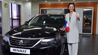 Dubes Prancis untuk Indonesia Corinne Breuze menunjukkan mobil dinas barunya Renault Latitude. Istimewa/Renault.