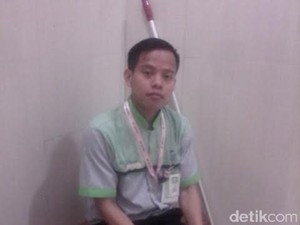 KPK Sematkan Pin Berani Jujur Hebat ke Mulyadi yang Temukan Uang di Toilet Kokas