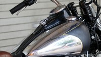Tidak banyak yang diubah dari motor ini, hanya kaki-kaki dan pemanisnya saja. Jok dibalut dengan kulit asli berwarna coklat tua bercampur dengan warna bodi mad black dan warna krom yang membuat terlihat bersih dan sederhana di bagian-bagian tertentu. Foto: Baru Motor Sport