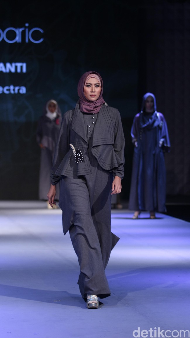 Najua Bellabaric by Najua Yanti Amity Spectra Muslim Fashion Festival 2016 at Plaza Selatan. Istora Senayan. Jakarta. [Foto: Mohammad Abduh/Wolipop]