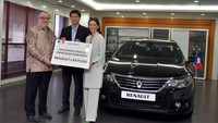 Duta Besar Prancis untuk Indonesia Corinne Breuze (kanan) menerima Renault Latitude dari ASEAN KD Operation VP Renault Gilles Dufour (kiri) dan Direktur Indomobil Group Bambang Subijanto (tengah) di Wisma Indomobil, Jalan Letjen MT Haryono, Jakarta, Selasa (7/6/2016). Istimewa/Renault.