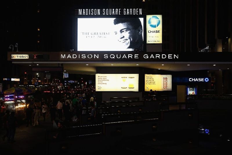 Penghormatan untuk Muhammad Ali di Madison Square Garden Tribute to the late Muhammad Ali on the Madison Square Garden marquis on June 4, 2016 in New York (AFP Photo/John Lamparski)