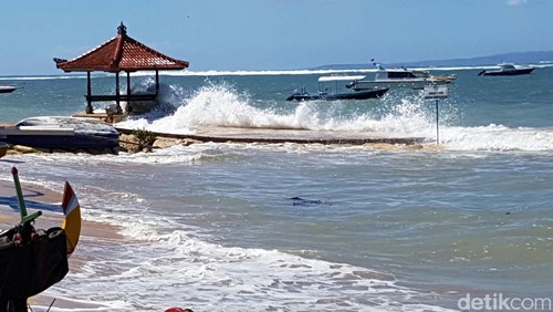 Air laut meluber ke hotel dan kafe di kawasan Sanur, Bali, Rabu 8 Juni 2016